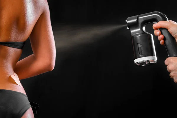 spray tan -woman-body-paint-with-airbrush - Gooische Wax Inn